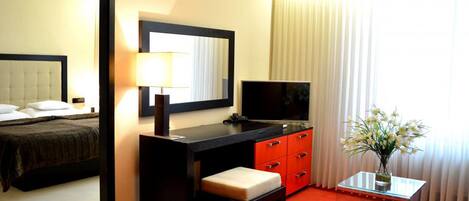 Leilighet – junior | Oppholdsområde | En 55-tommers LED-TV med Parabol-TV samt TV