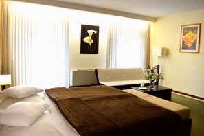 Desk, laptop workspace, blackout drapes, soundproofing - Astory Hotel (Plzen)