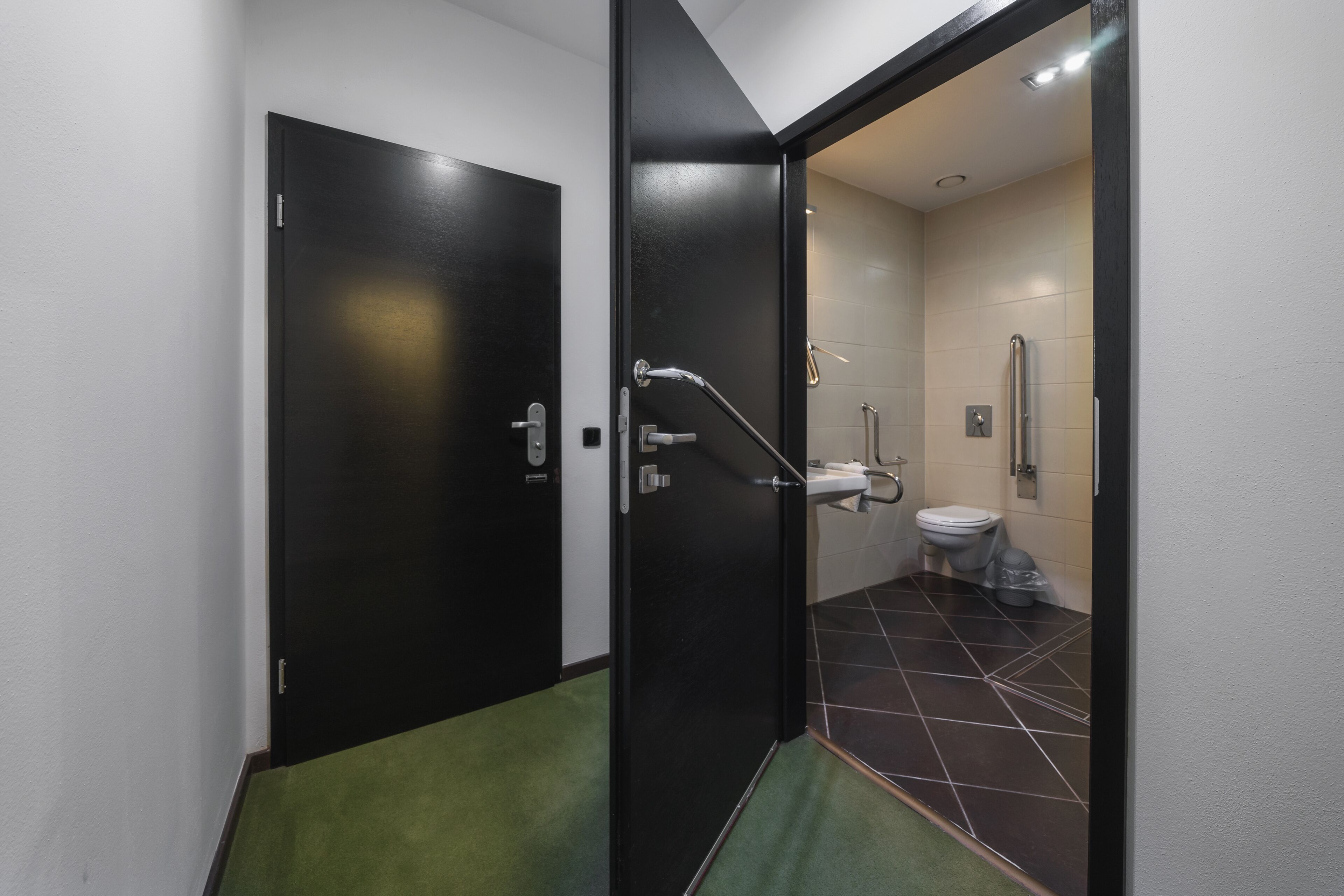 Un baño con inodoro, bidé y zona de ducha.