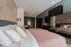 1 bedroom, Egyptian cotton sheets, premium bedding, down duvets