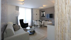 Leilighet, 1 soverom | Oppholdsområde | En 102-centimeters smart-TV med kabel-kanaler samt TV og filmkjøp