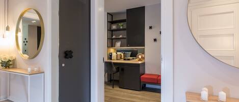 Un baño moderno con tocador, espejo y retrete.
