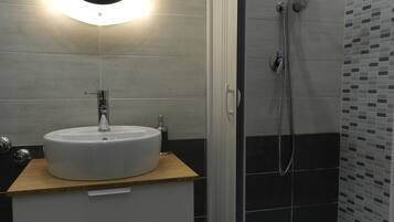 Quarto quádruplo família, 1 quarto, suíte, vista para a cidade | Banheiro | Chuveiro, produtos de toalete grátis, secador de cabelo