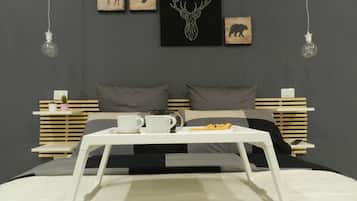 Quarto quádruplo família, 1 quarto, suíte, vista para a cidade | Escrivaninha, quartos à prova de som, Wi-Fi de cortesia, roupa de cama