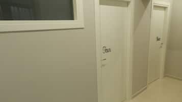 Quarto triplo econômico, 1 quarto, banheiro privativo, no canto (private external bathroom) | Escrivaninha, quartos à prova de som, Wi-Fi de cortesia, roupa de cama
