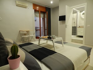 Family Quadruple Room, 1 Bedroom, Ensuite, City View | Desk, soundproofing, free WiFi, bed sheets - Mola Rooms (Naples)