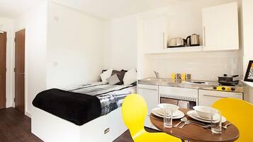 Premium bedding, desk, iron/ironing board, free WiFi