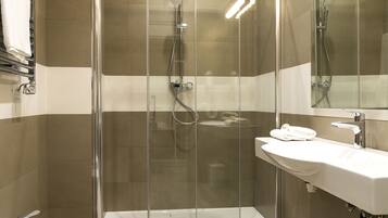 Quarto casal ou duplo | Banheiro | Chuveiro, produtos de toalete grátis, secador de cabelo