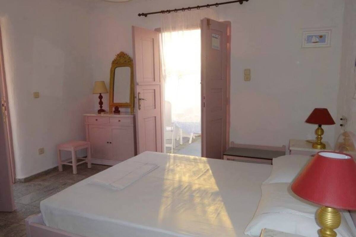 In-room safe, iron/ironing board (on request)