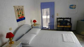 خزنة داخل الغرفة ومكواة/لوح كي