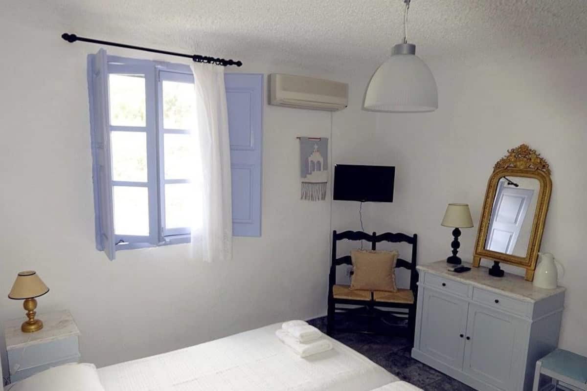 In-room safe, iron/ironing board