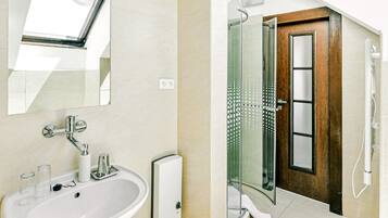 Phòng đôi Deluxe, quang cảnh thành phố | Phòng tắm | Buồng tắm vòi sen, đồ dùng nhà tắm miễn phí, khăn tắm