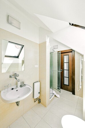 Deluxe Double Room, City View | Bathroom | Shower, free toiletries, towels - Hotel Pivoňka (Slavonice)