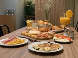 Breakfast buffet - Spot Apartments Ceuta (Porto)