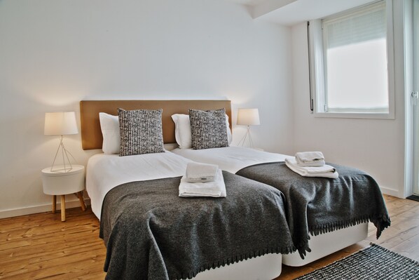 Free cots/infant beds, free WiFi, bed sheets - Spot Apartments Ceuta (Porto)