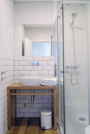 Apartament, terrassa | Bany | Dutxa, articles de tocador gratuïts, assecador de cabells i tovalloles 