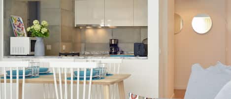 Appartement, 2 slaapkamers | Privékeuken | Een koelkast, een microgolfoven, een oven, een kookplaat