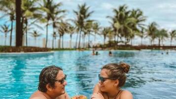 2 piscinas externas, espreguiçadeiras