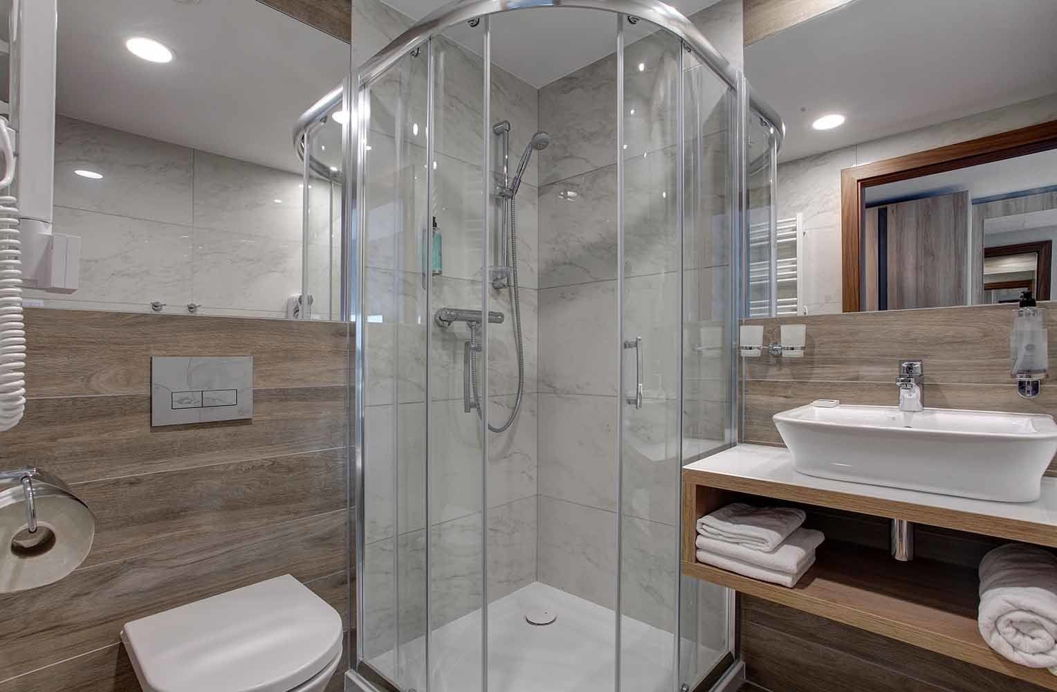 shower, free toiletries, hair dryer, towels