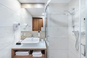 Shower, free toiletries, hair dryer, towels - Hotel Arche Częstochowa (Czestochowa)