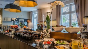 Desayuno buffet (PLN 79 por persona)