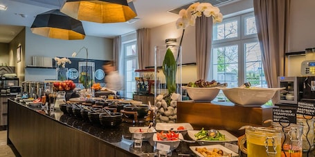 Desayuno buffet diario (PLN 79 por persona)