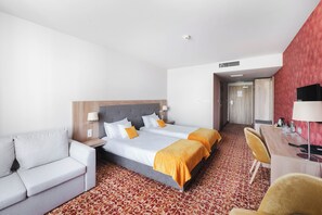 Minibar, desk, laptop workspace, soundproofing - Hotel Arche Częstochowa (Czestochowa)
