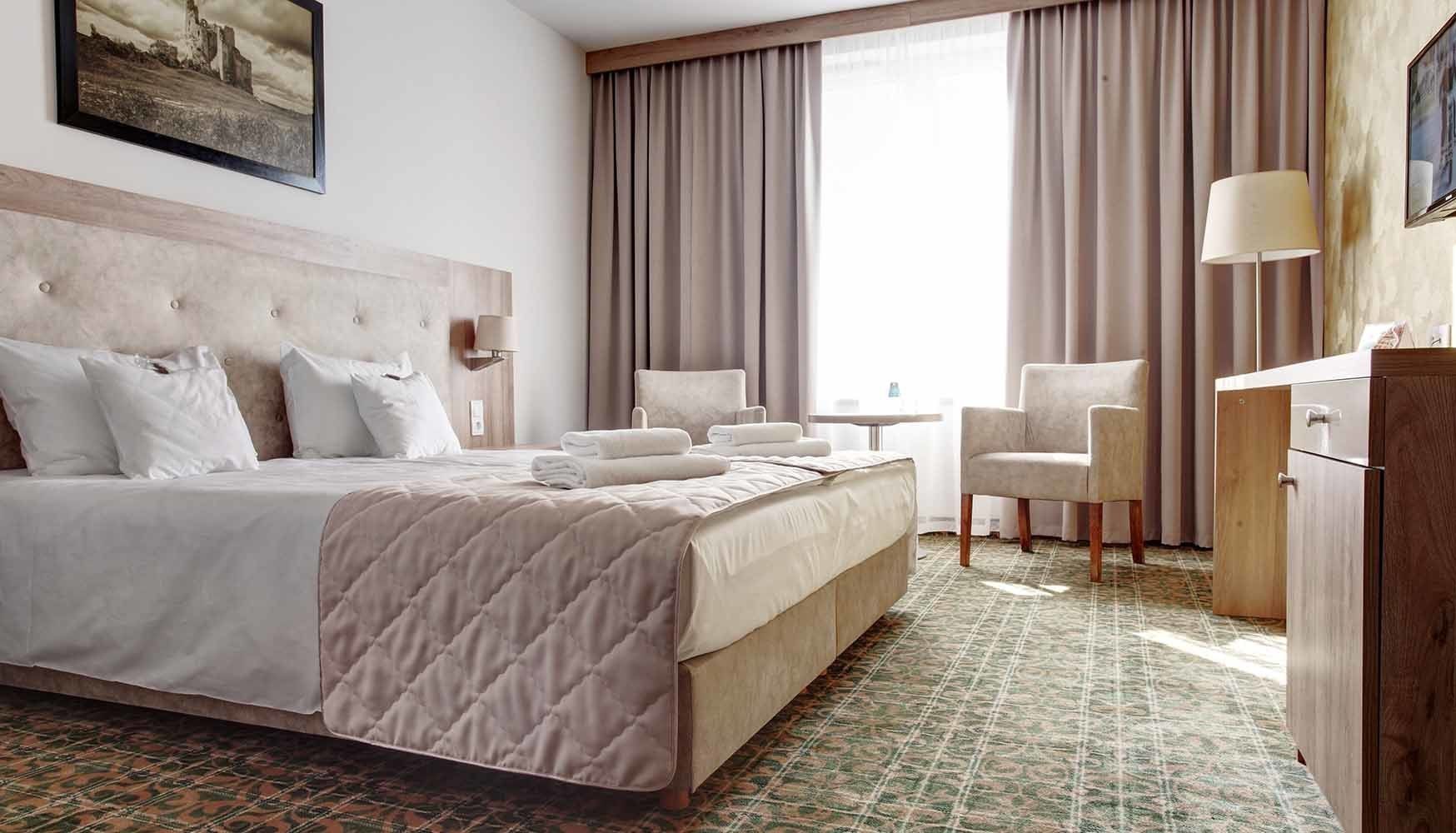 standard twin room | minibar, desk, laptop workspace, soundproofing