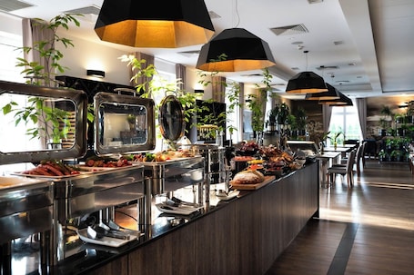 Daily buffet breakfast (PLN 79 per person)