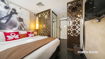 Porch | Minibar, in-room safe, desk, rollaway beds