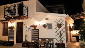 Fachada de la propiedad por la tarde o noche