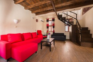 Paritalo (for 4) | Oleskelualue | 32–tuumainen LCD-televisio, jossa satelliittikanavat