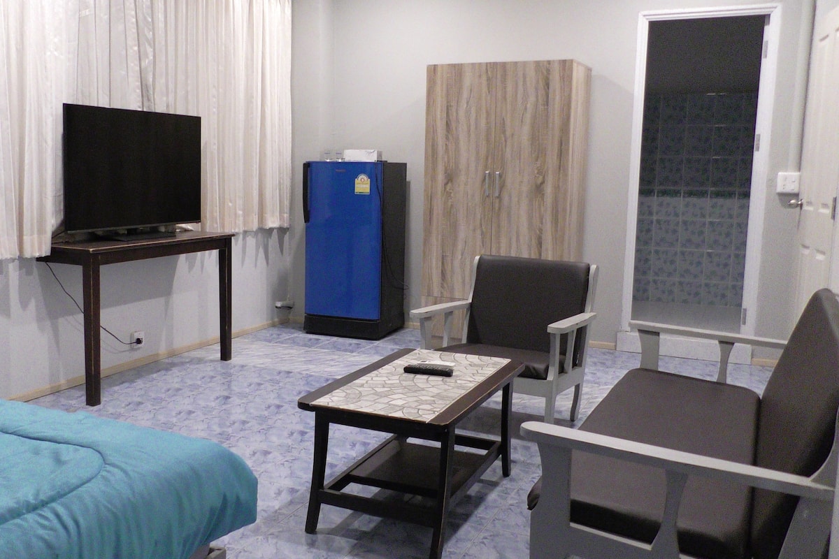 Desk, rollaway beds, free WiFi