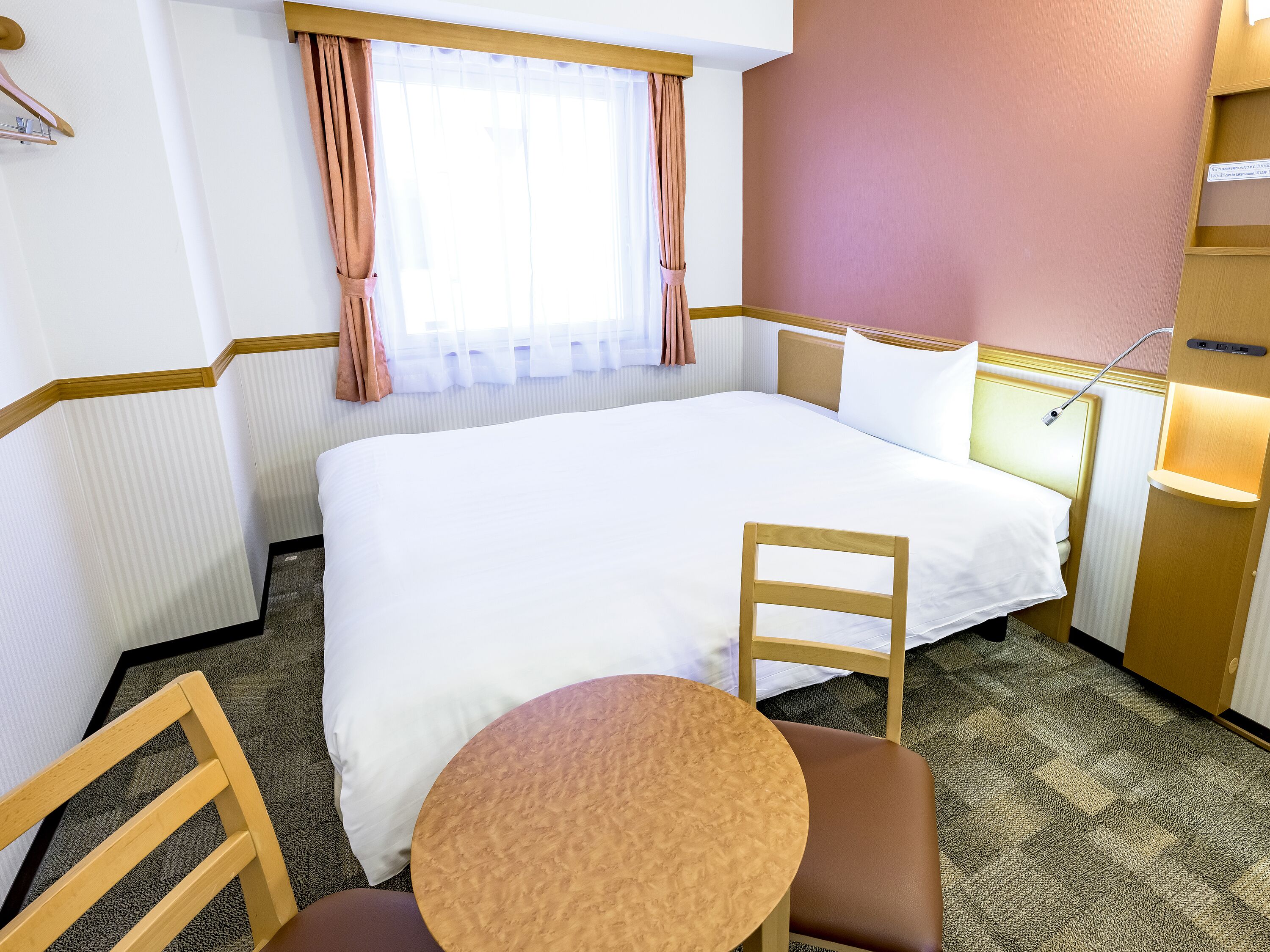 办公桌、免费 WiFi