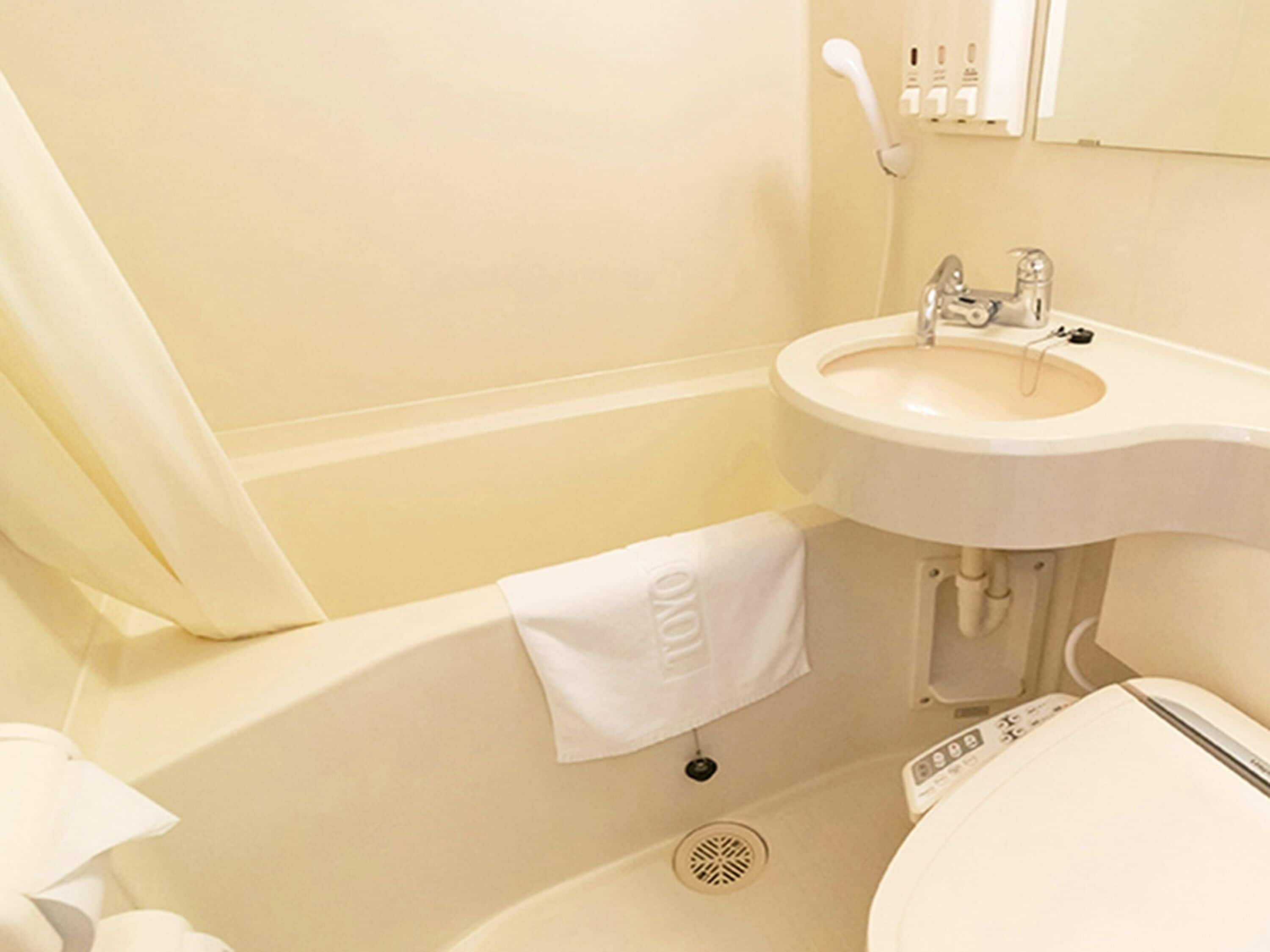 シャワー付き浴槽、スリッパ、洗浄機付トイレ、タオル