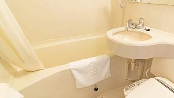 Kombinert dusj/badekar, tøfler, toaletter med elektrisk bidé og håndklær