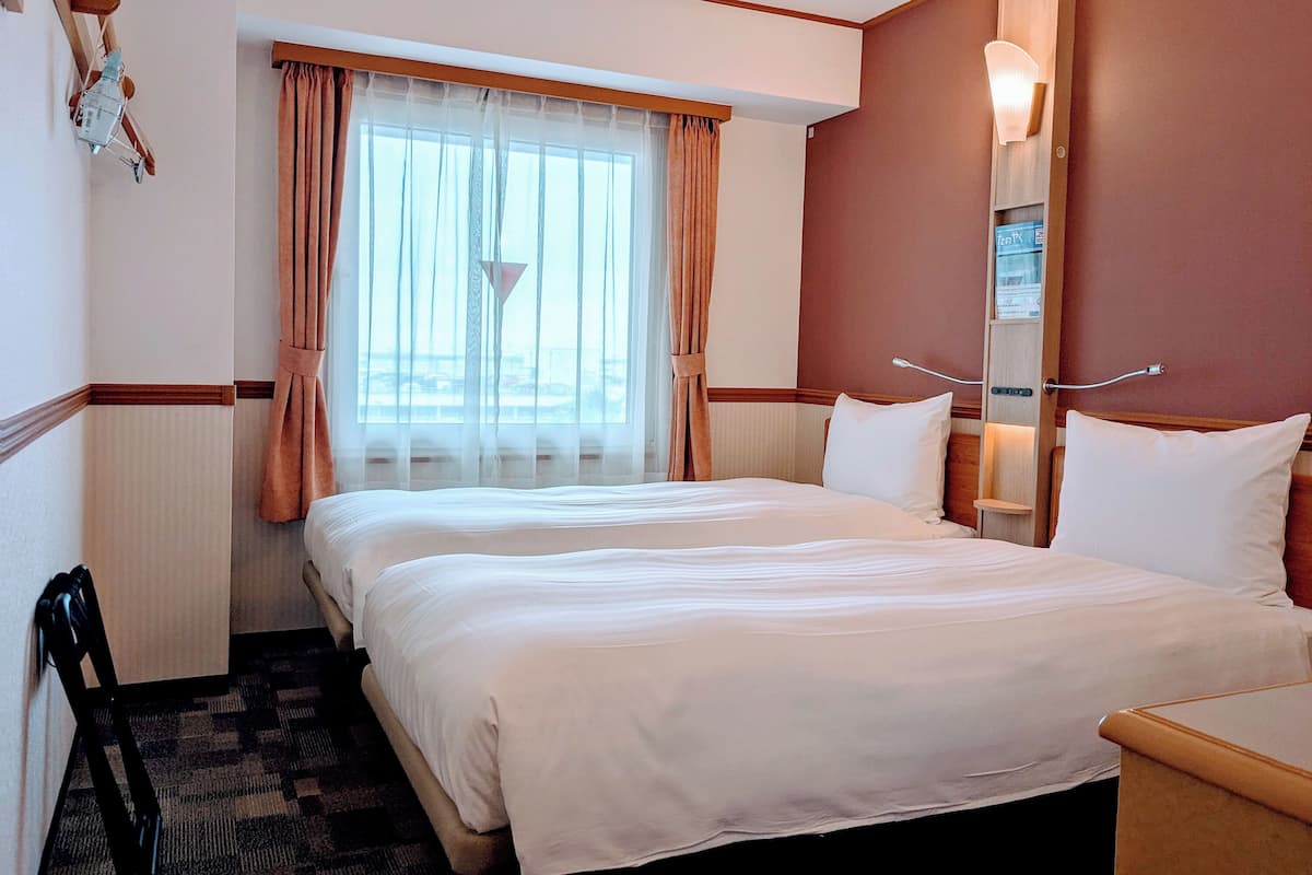 Meja kerja, tirai kedap cahaya, Wi-Fi gratis, dan seprai linen