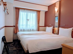 Desk, blackout drapes, free WiFi, bed sheets - Toyoko Inn Chubu International Airport No.1 (Tokoname)