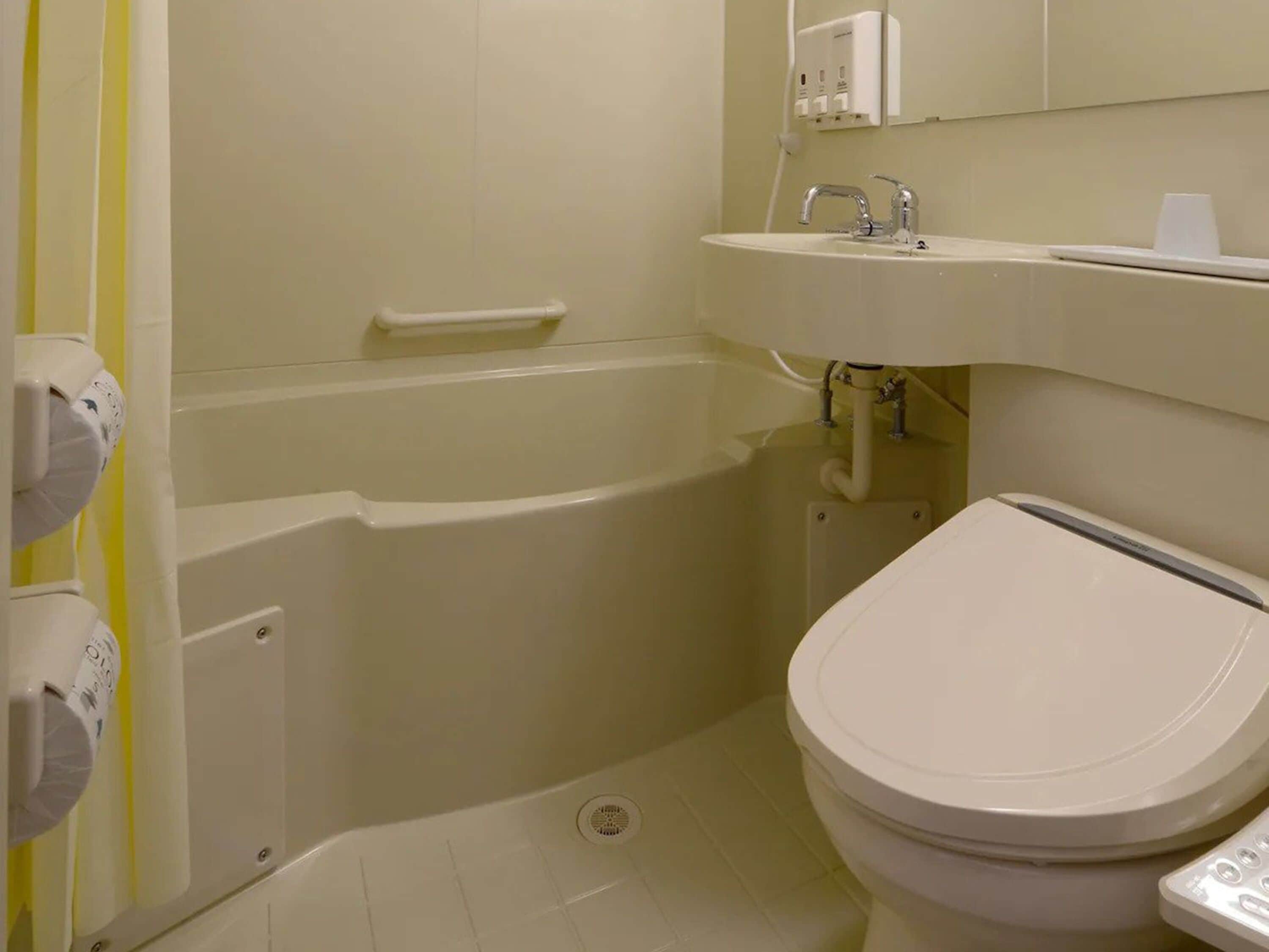 combined shower/bathtub, free toiletries, slippers, electronic bidet