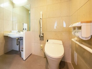 Een bad/douchecombinatie, gratis toiletartikelen, pantoffels