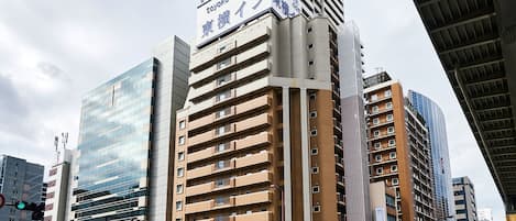 A multi-story hotel with a prominent sign for 'Toyako Inn' and a visible '4' parking sign.