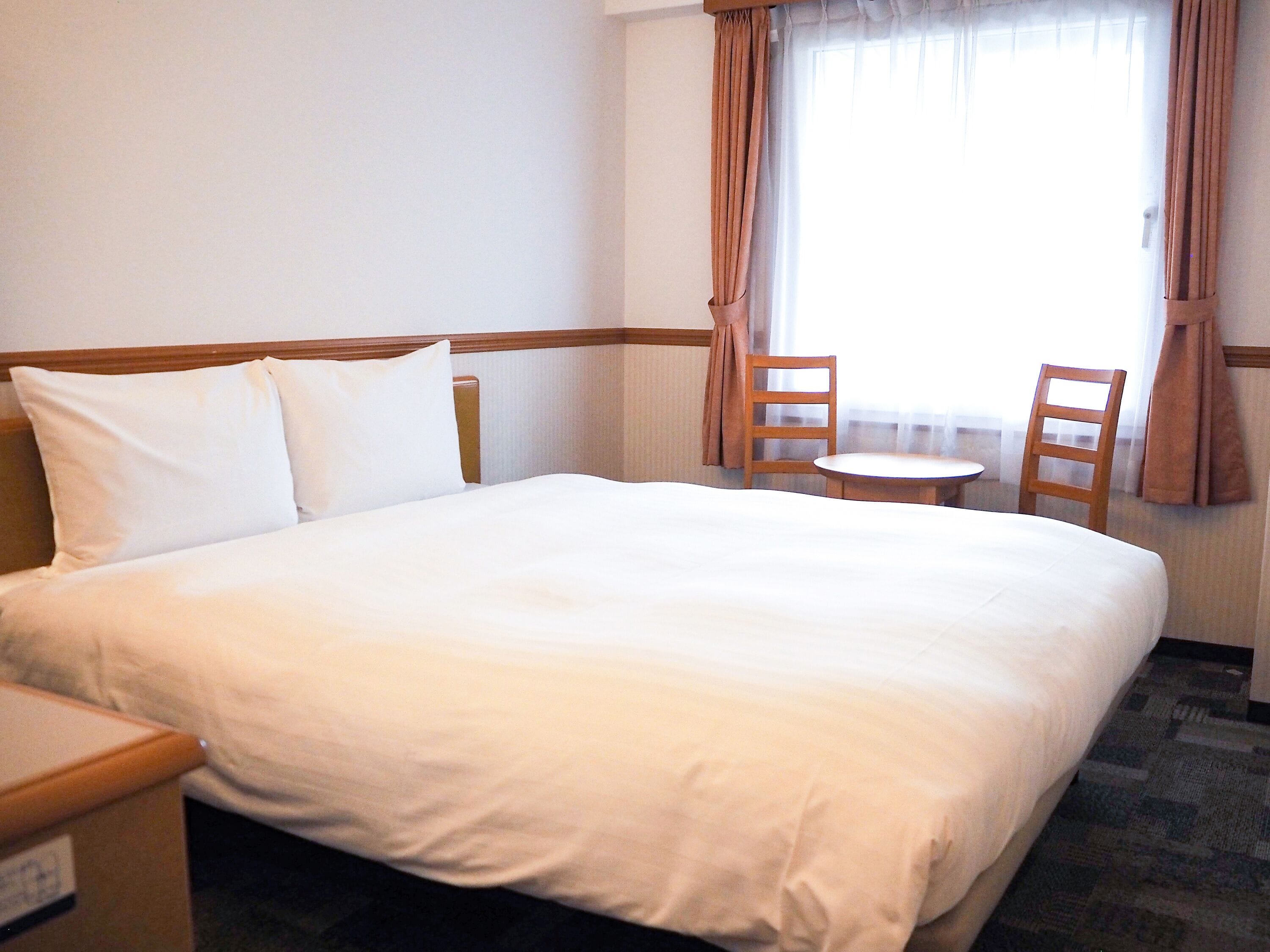 Schreibtisch, Verdunkelungsvorhänge, Bügeleisen/Bügelbrett