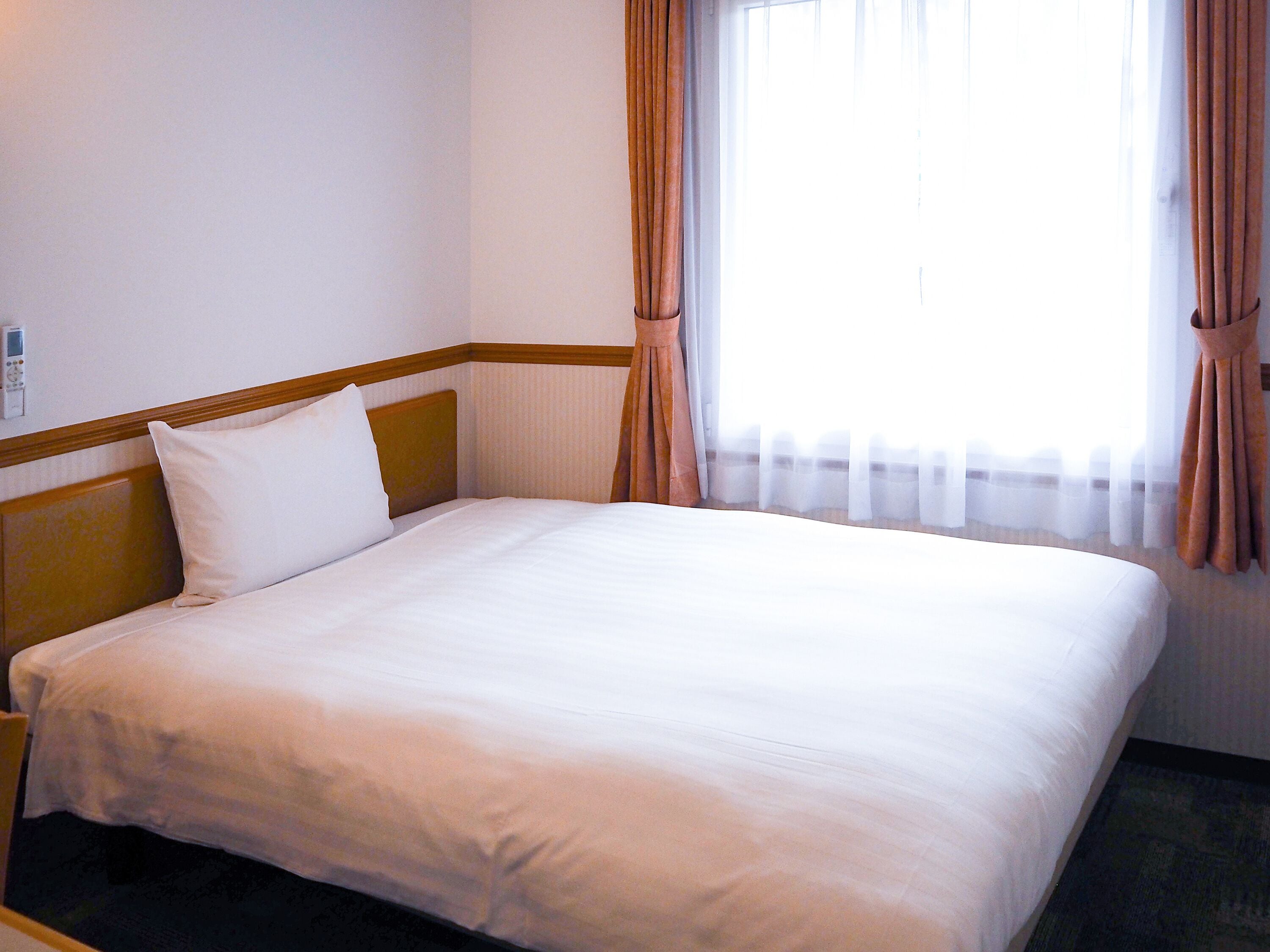 Schreibtisch, Verdunkelungsvorhänge, Bügeleisen/Bügelbrett