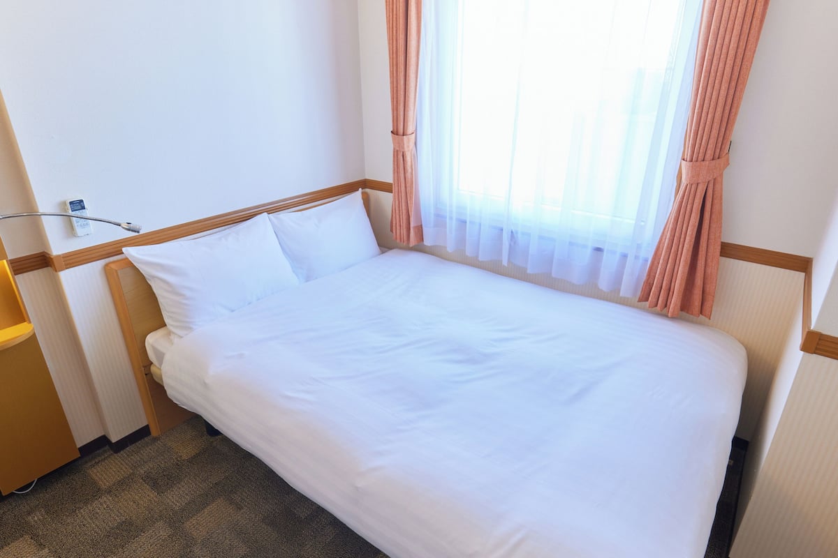 Premium bedding, desk, blackout drapes, iron/ironing board