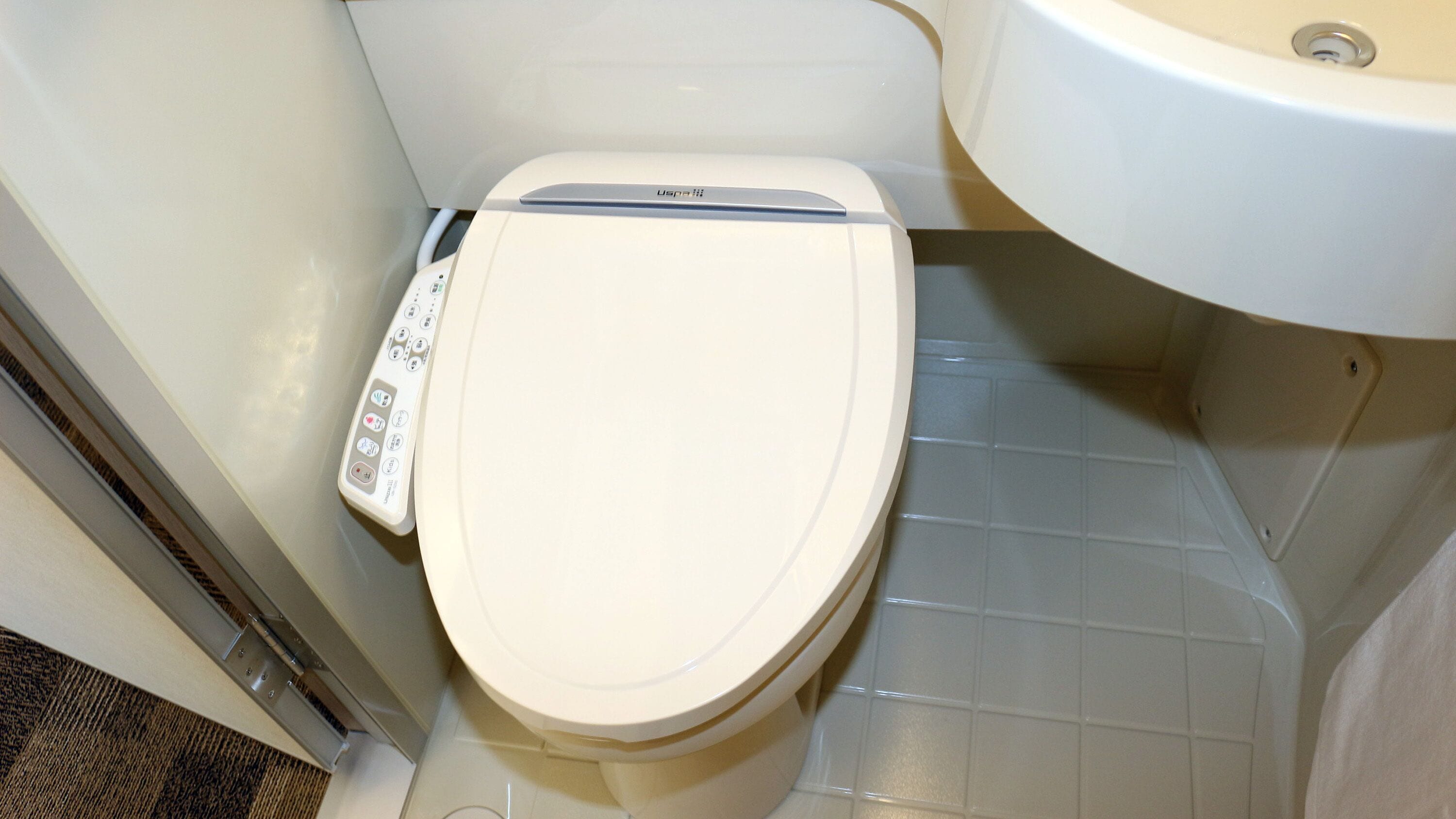 combined shower/bathtub, slippers, electronic bidet, towels