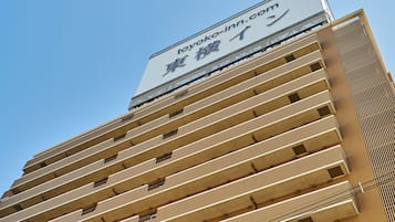 Un hotel de varios pisos con un letrero llamativo en la parte superior.
