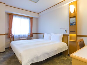 Escritorio, wifi gratis y ropa de cama 