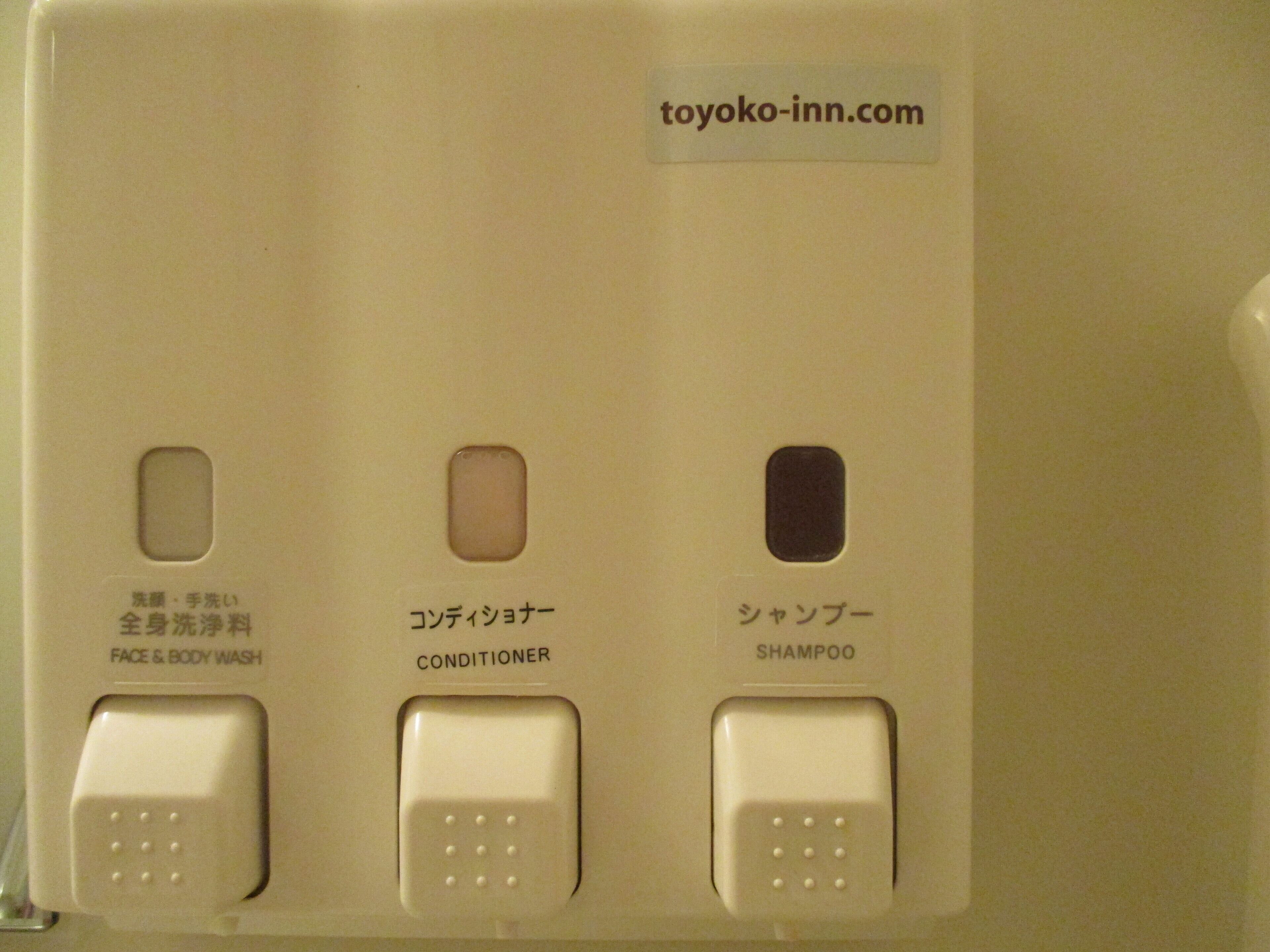 combined shower/bathtub, slippers, electronic bidet, towels