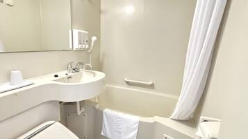 Kombinert dusj/badekar, tøfler, toaletter med elektrisk bidé og håndklær