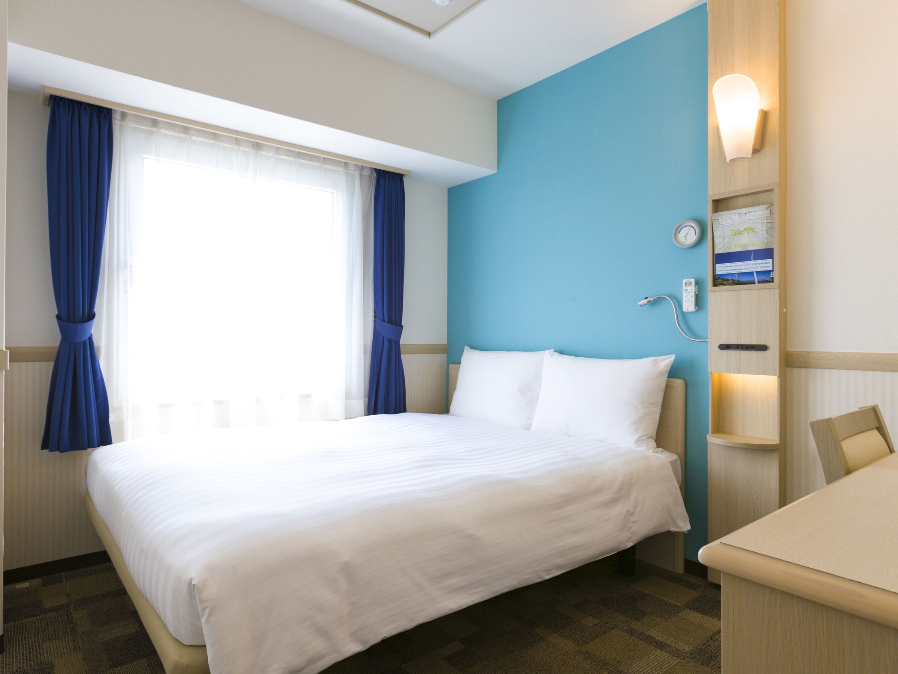 Desk, WiFi, bed sheets